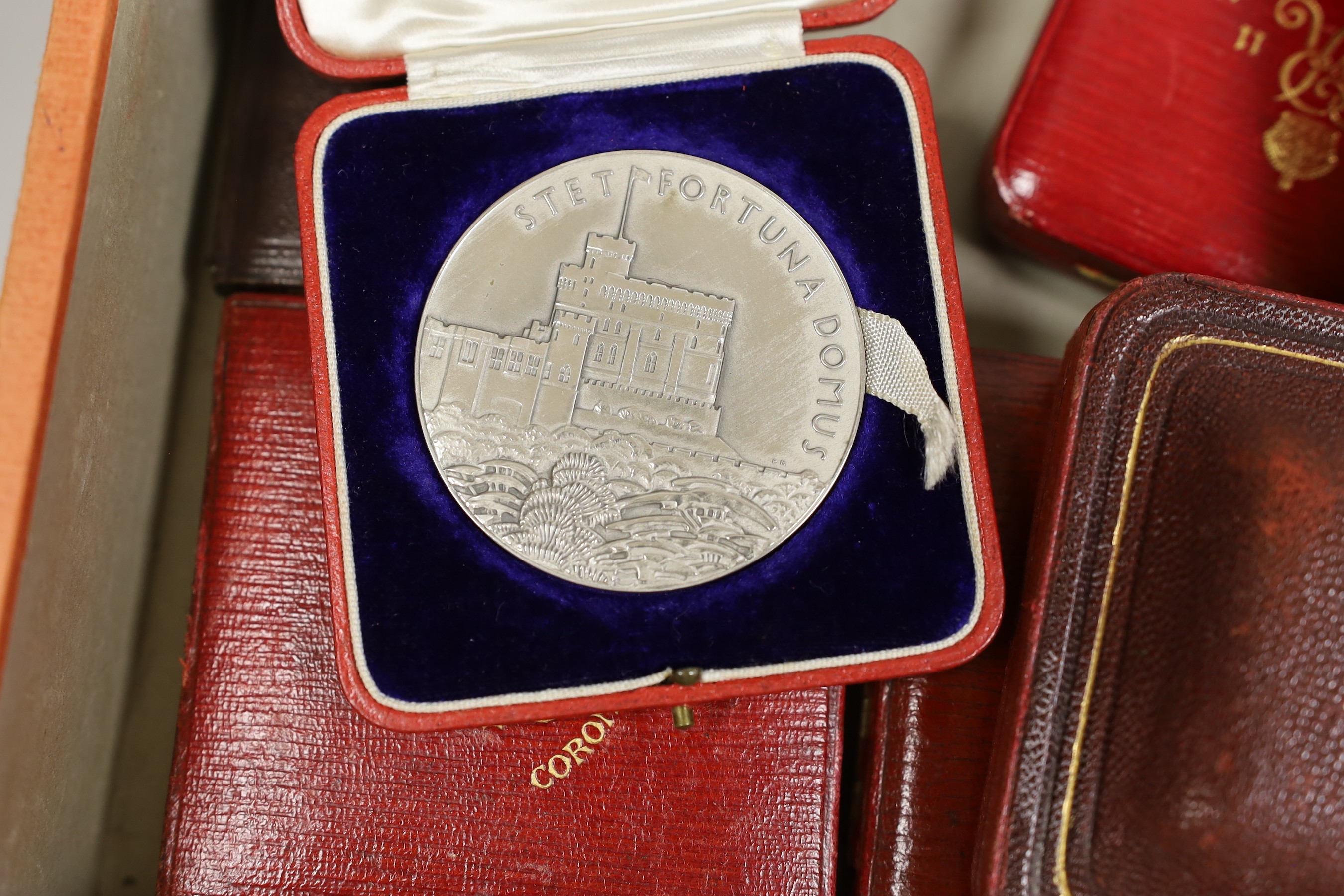 A mixed collection of British cased commemorative medallions to include a cased silver and two bronze Edward VII coronation medallions 1902, A George V Jubilee medallion, etc (group)
